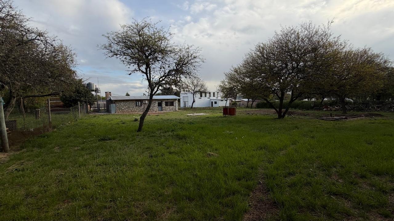 GRAN TERRENO CON 3 CASAS - HUERTA GRANDE.-
