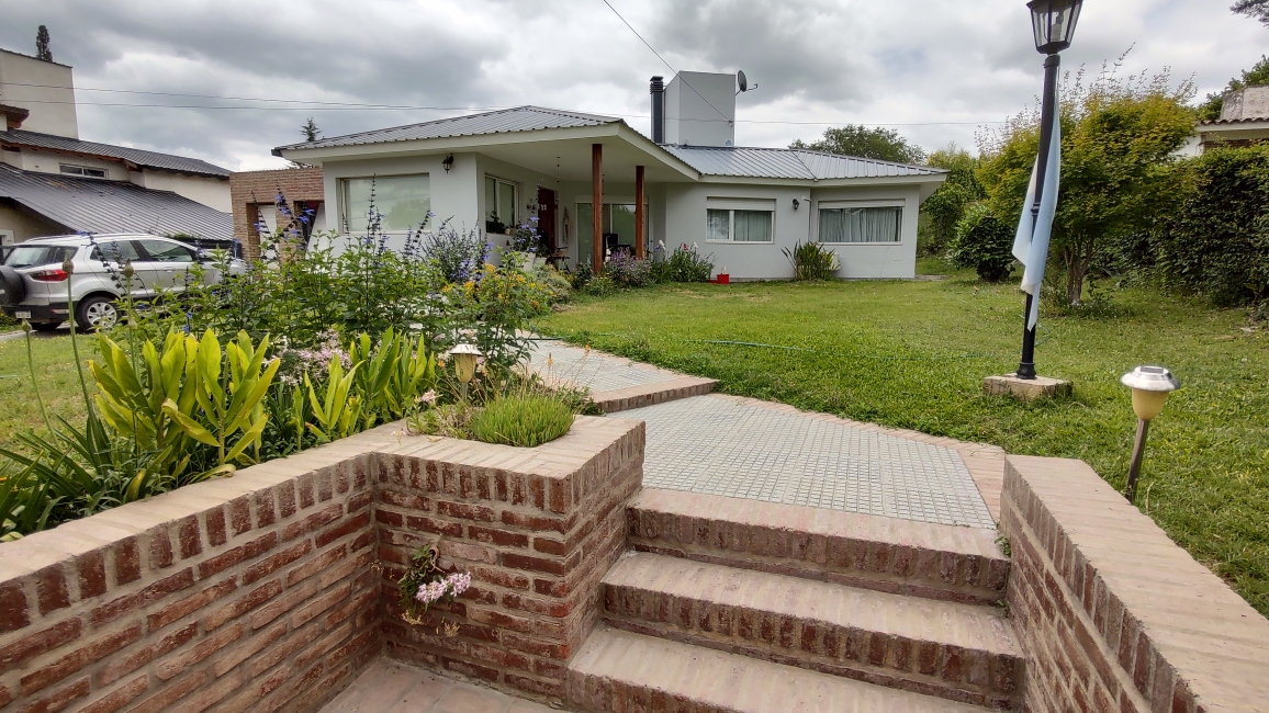 CASA B° DOMINADOR - LA FALDA.-