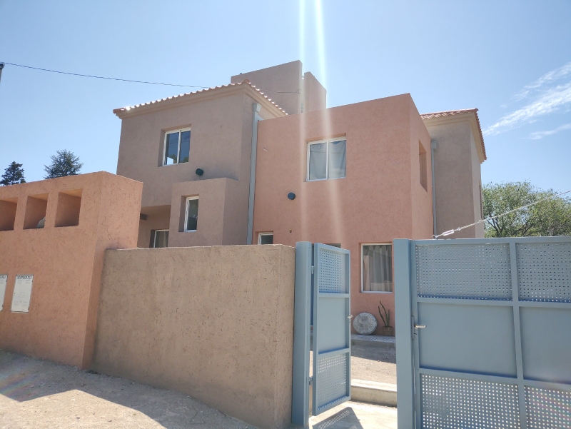 DUPLEX B° PARQUE JARDIN - LA FALDA.-