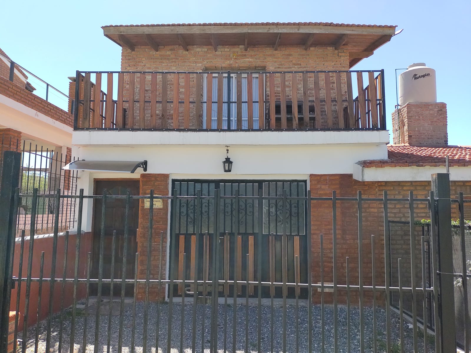 CASA + DEPARTAMENTO - B° SANTA ROSA - LA FALDA.-