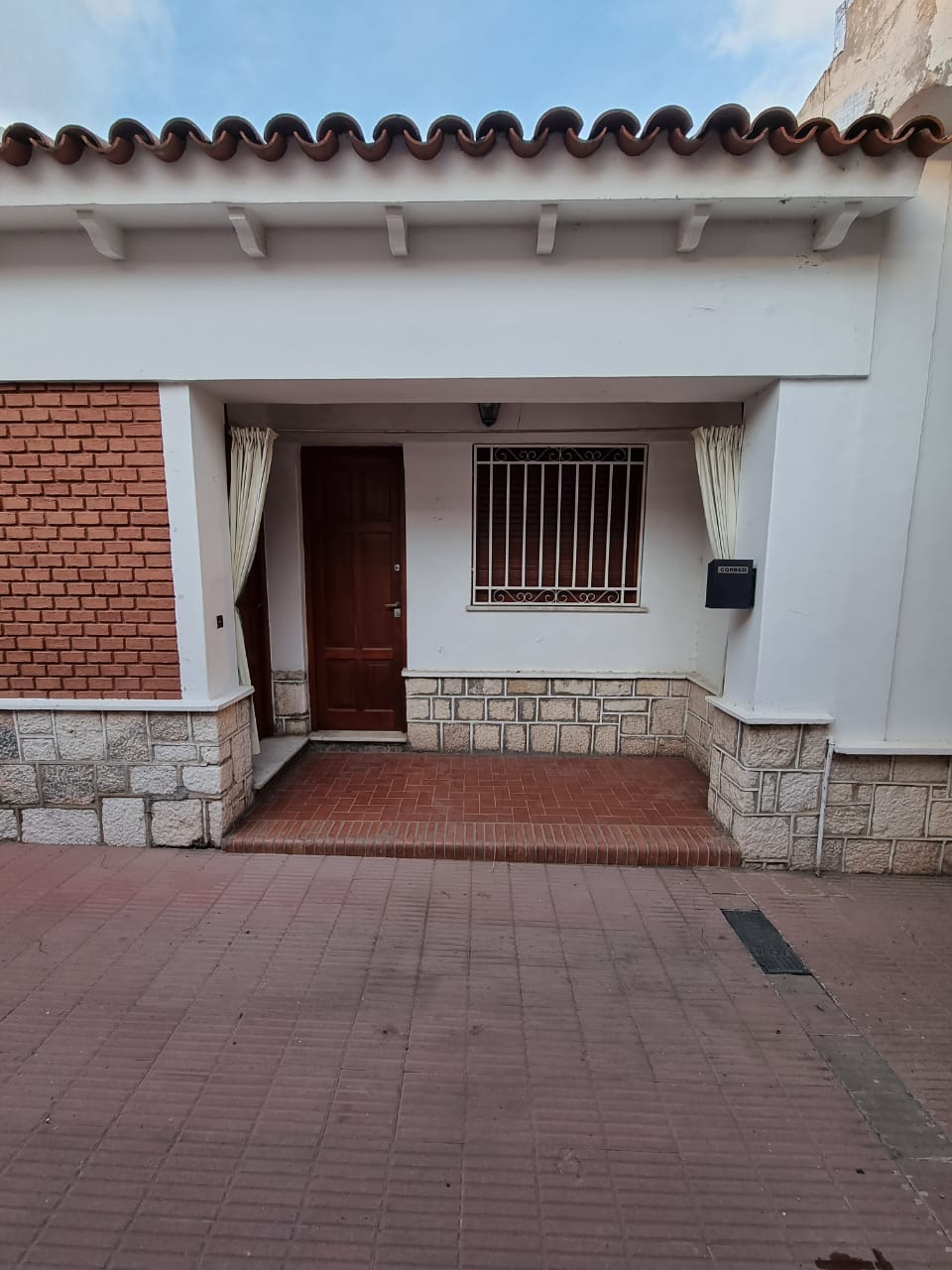 CASA + SALON - CENTRO - HUERTA GRANDE.-