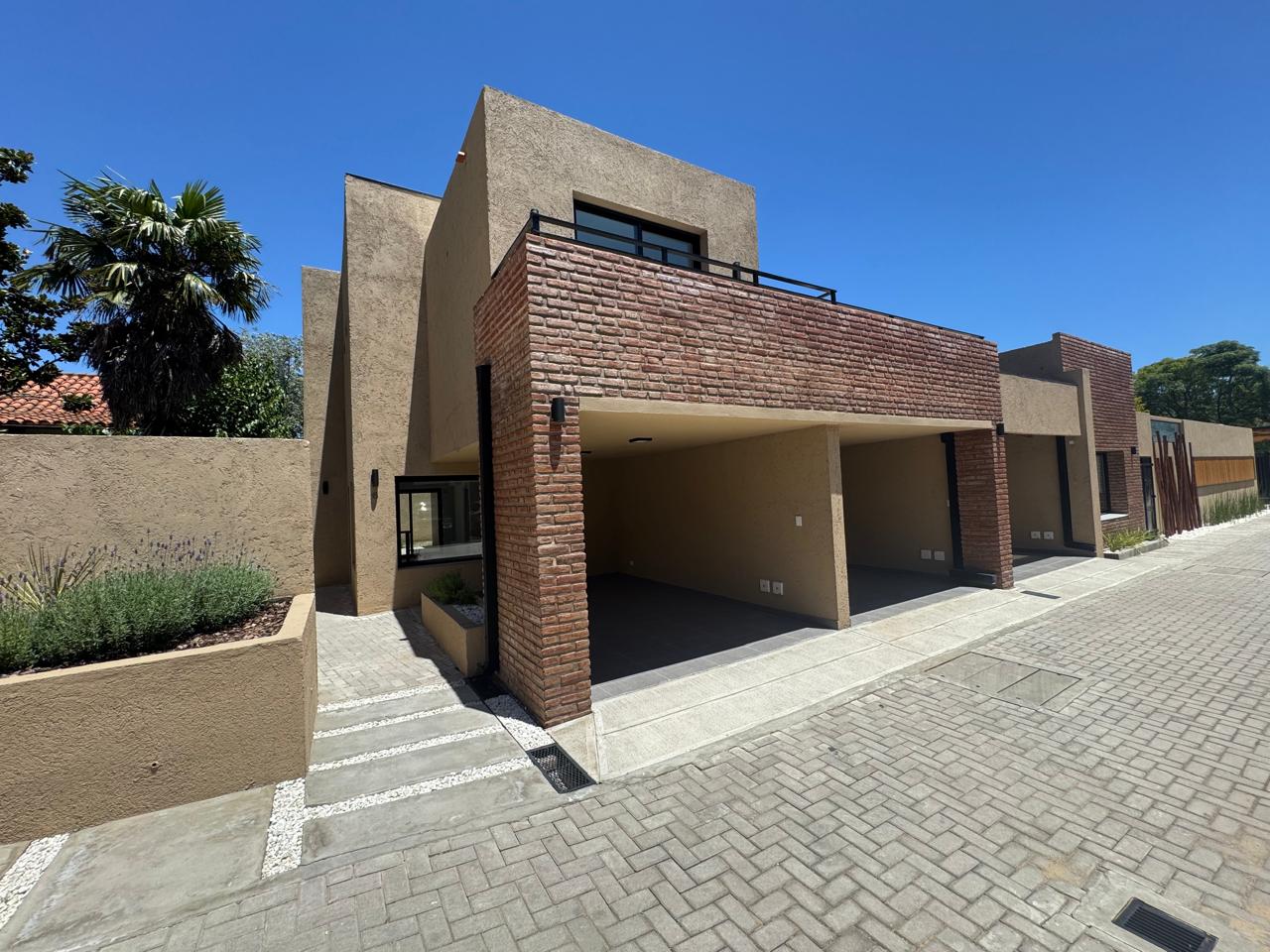 CASA B° VILLA EDEN - LA FALDA.-