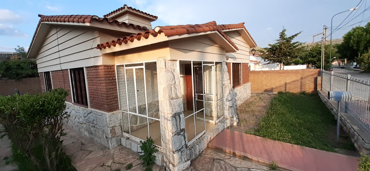 CASA B° SANTA ROSA - LA FALDA.-