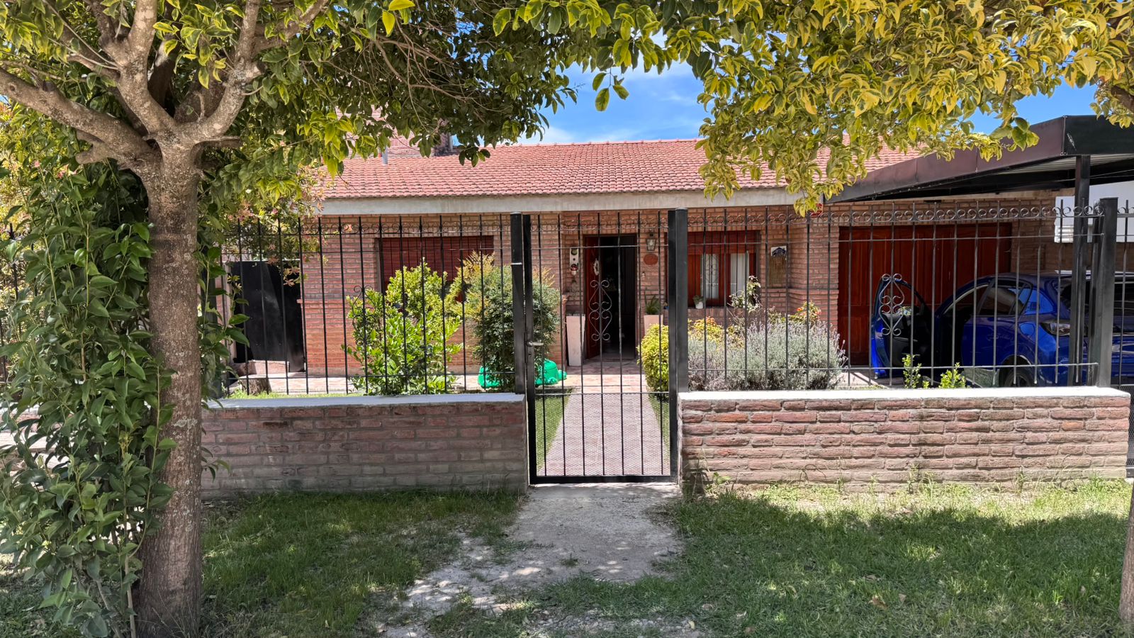 CASA B° DOMINADOR - LA FALDA.-