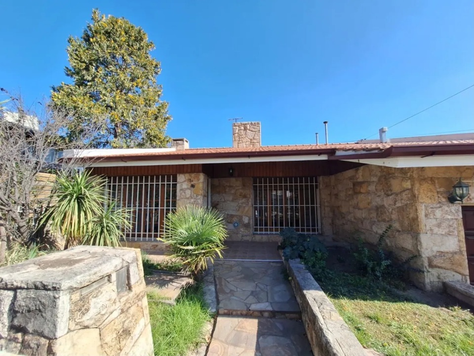 CASA B° CENTRO -  LA FALDA.-