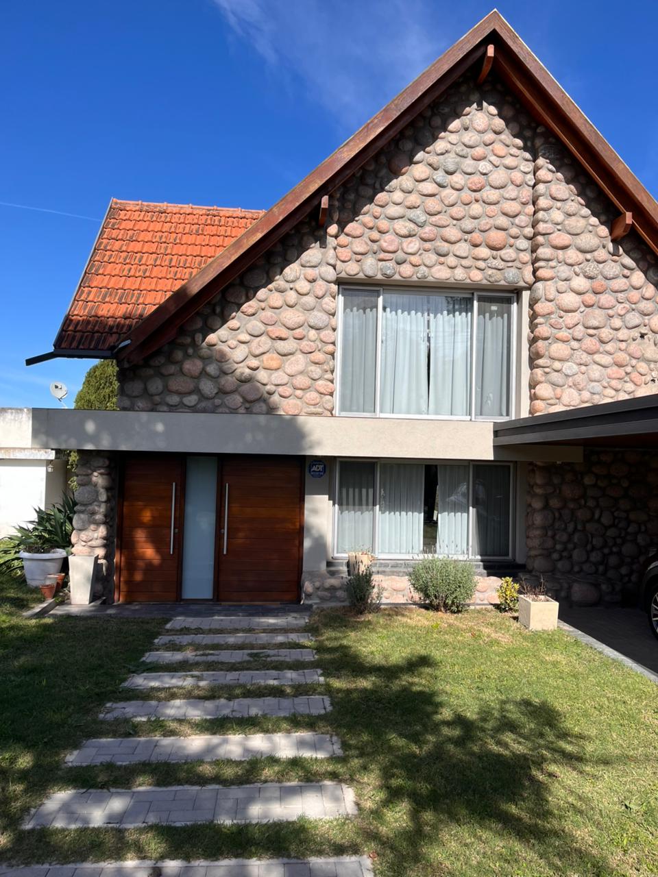 CASA B° VILLA EDEN - LA FALDA.-|