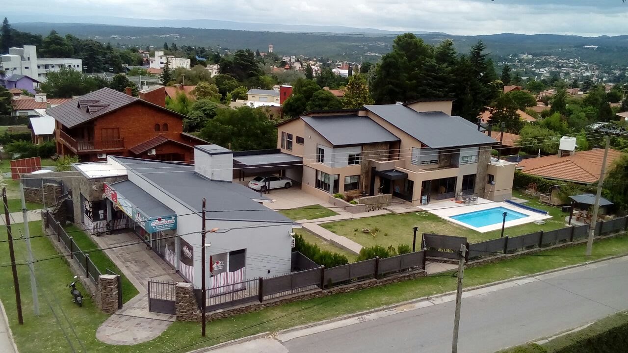 CASA EXCLUSIVA B° VILLA EDEN - LA FALDA.-