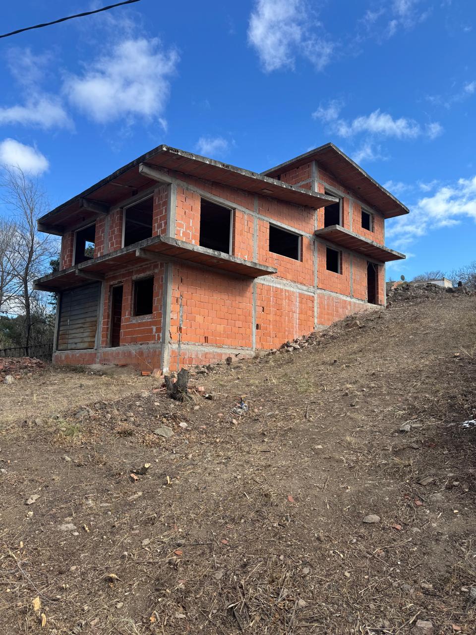 CASA A TERMINAR B° DOMINADOR - LA FALDA.-