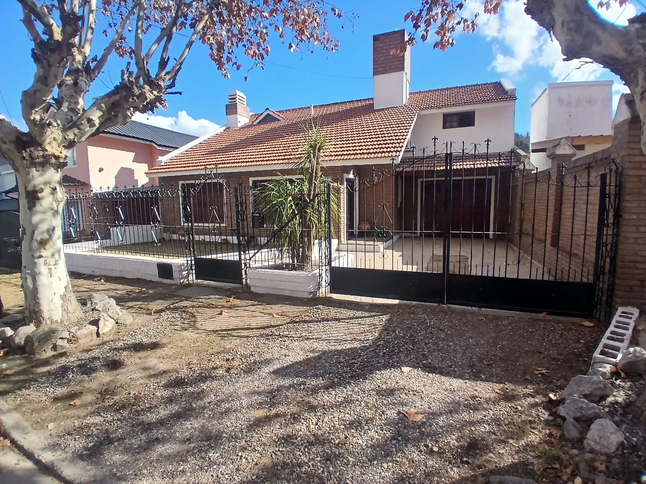 CASA BARRIO PARQUE JARDIN - LA FALDA.-