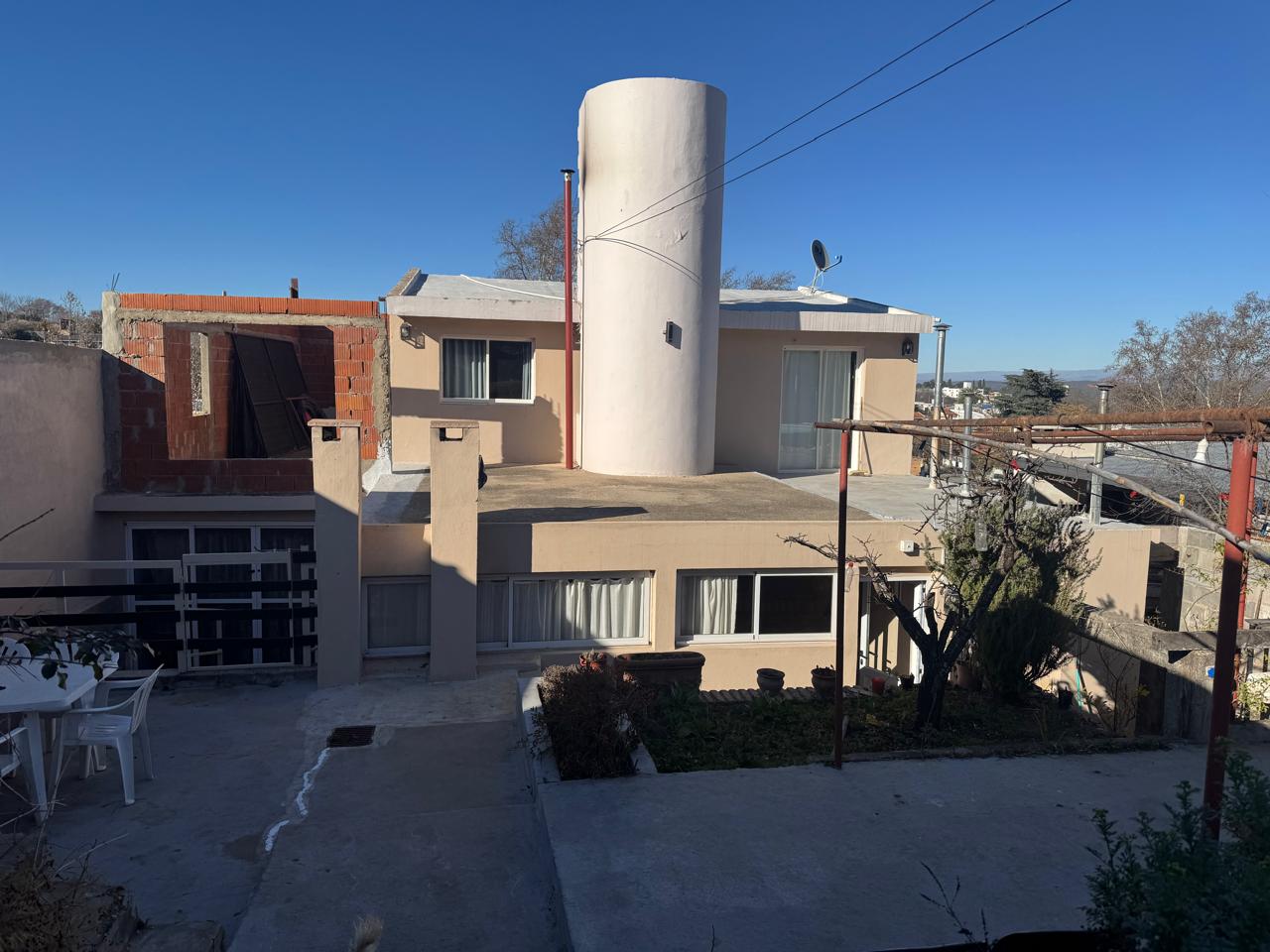 CASA B° PARQUE JARDIN - LA FALDA.-