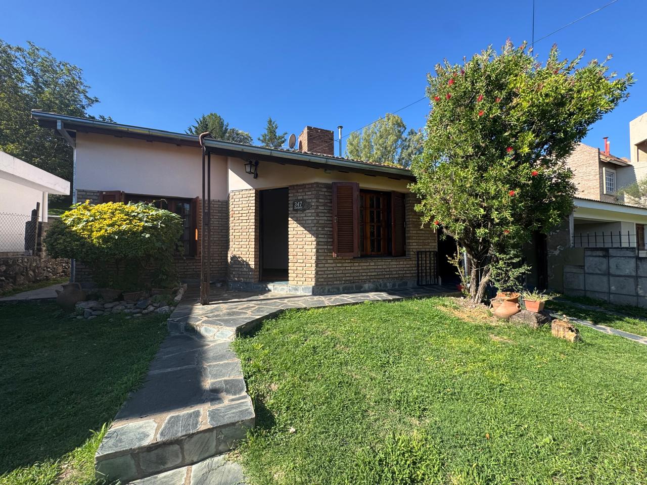 CASA B° PARQUE JARDIN - LA FALDA.-