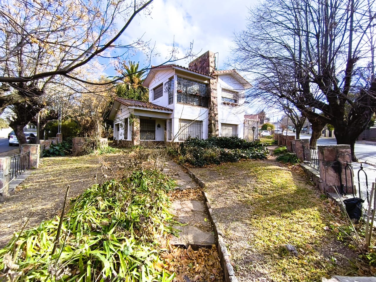 CHALET B° PARQUE JARDIN - LA FALDA.-