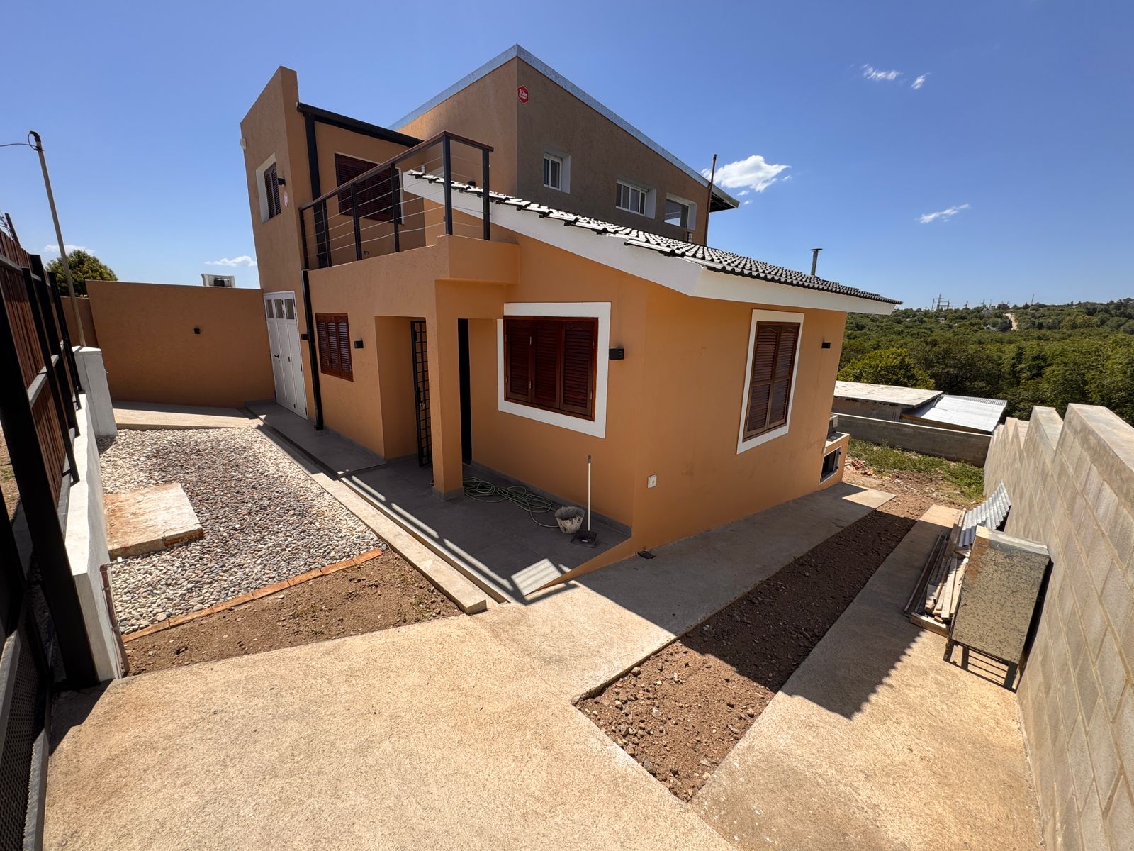 CASA B° LAS PLAYAS - LA FALDA.-