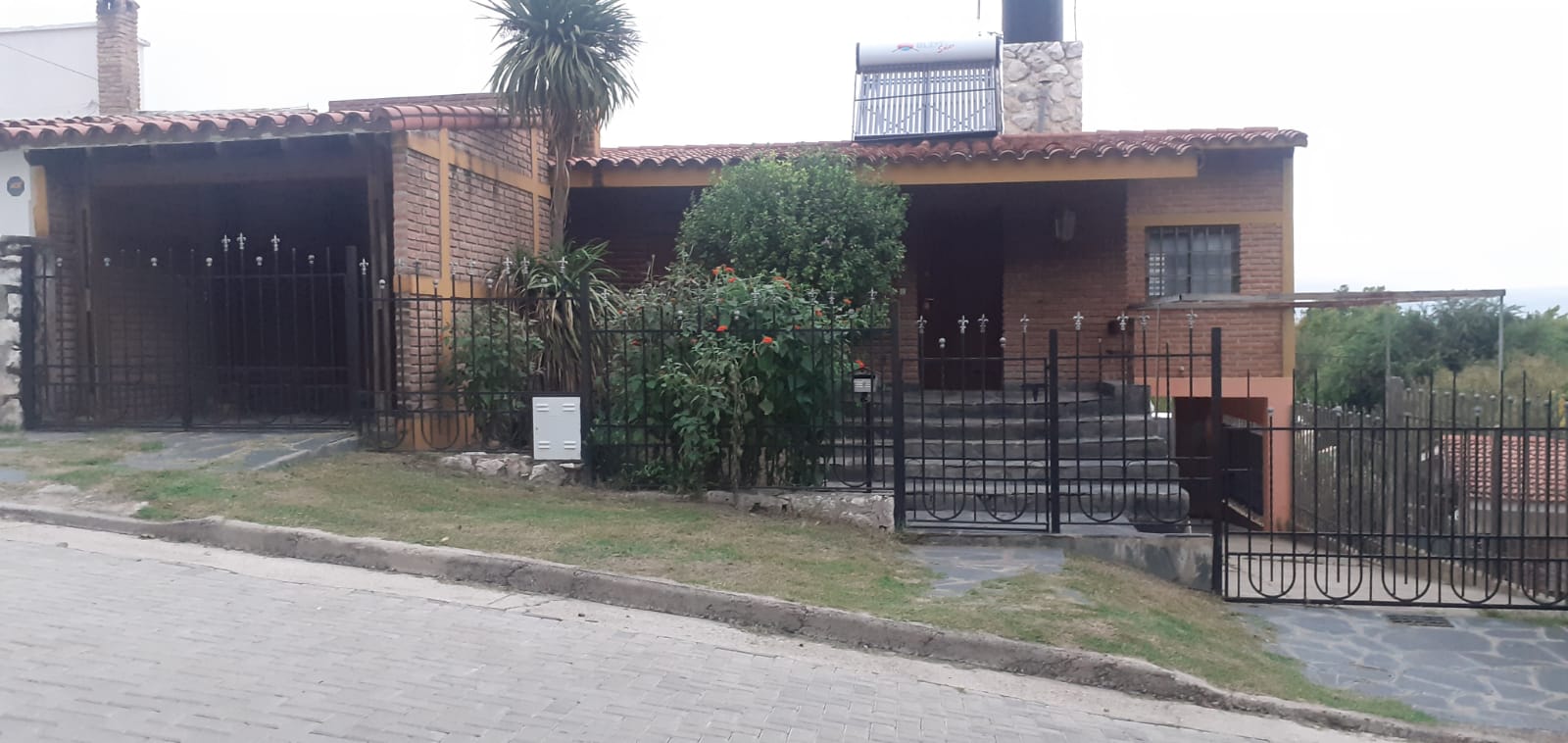 CASA B° PARQUE JARDIN - LA FALDA.-