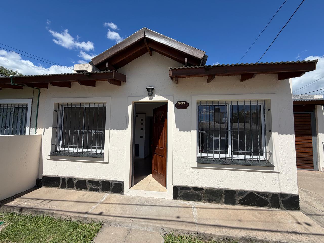 CASA B° PARQUE JARDIN - LA FALDA.-