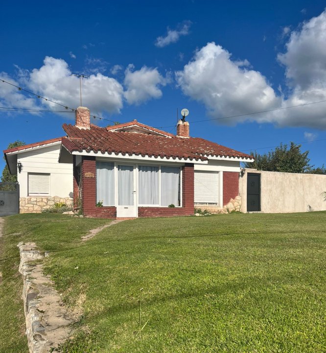 CASA C/ AV SAN MARTIN - LA CUMBRE.-
