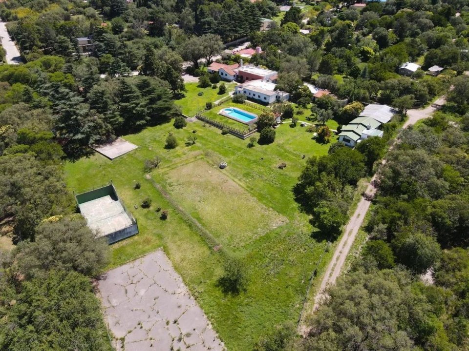 HOTEL EN VENTA - LOS COCOS - CORDOBA.-