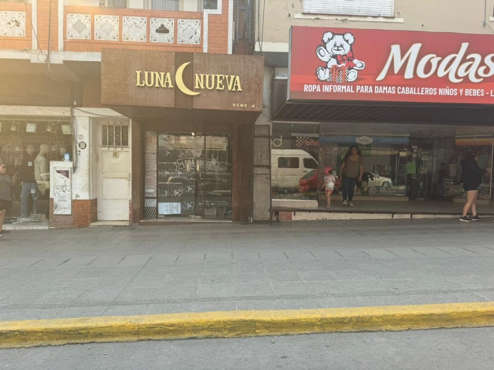 LOCAL COMERCIAL AV. EDEN - LA FALDA.-