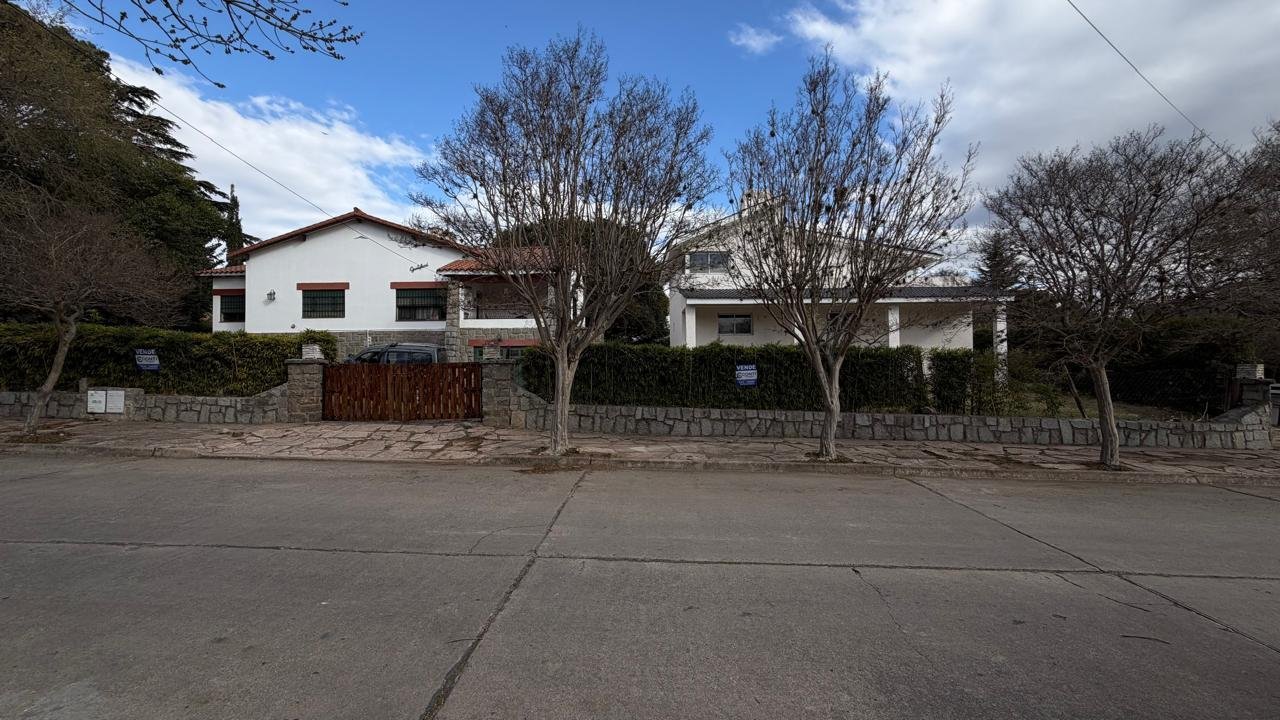 2 CASAS B° VILLA EDEN - LA FALDA.